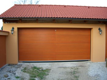 Umiestnené pur garážové dvere