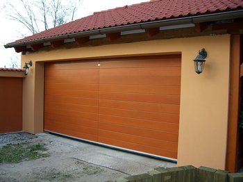 Umiestnené pur garážové dvere